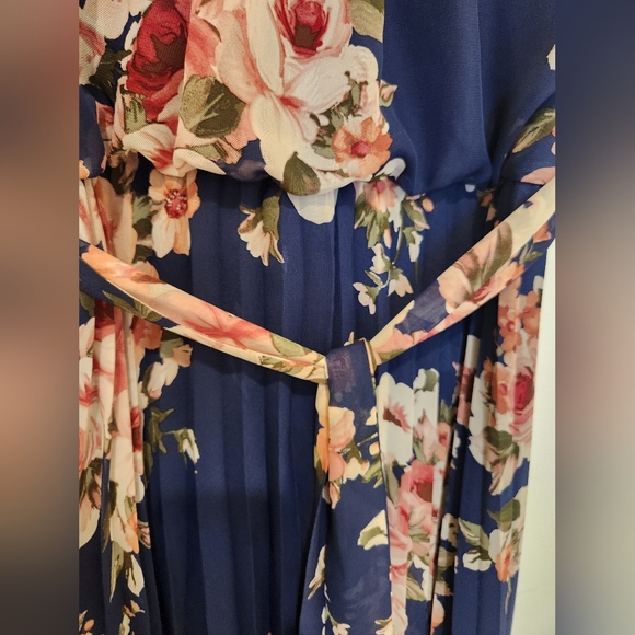 Premier Amour Maxi Dress - Picture 4 of 10